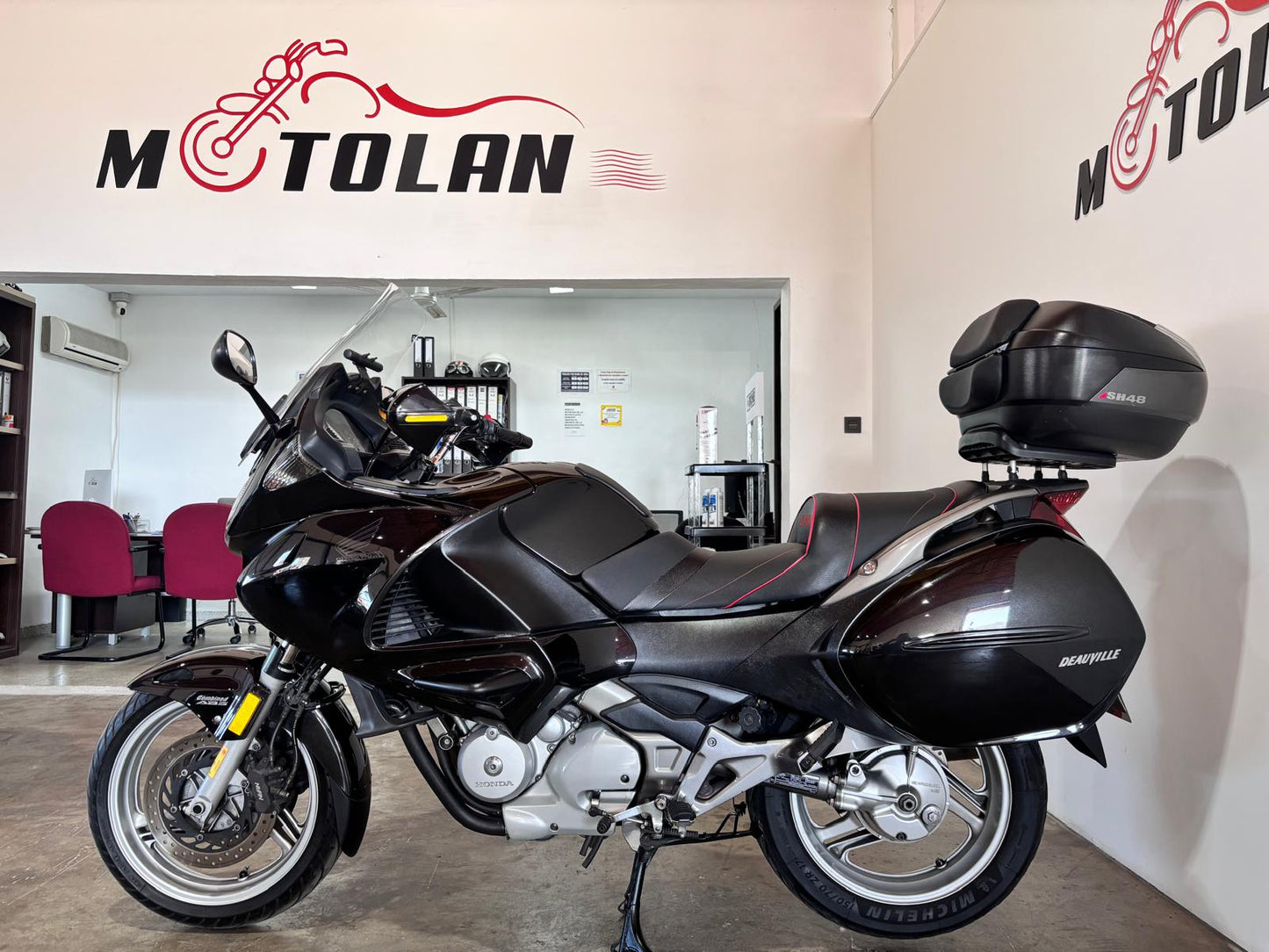 HONDA DEAUVILLE 700CC