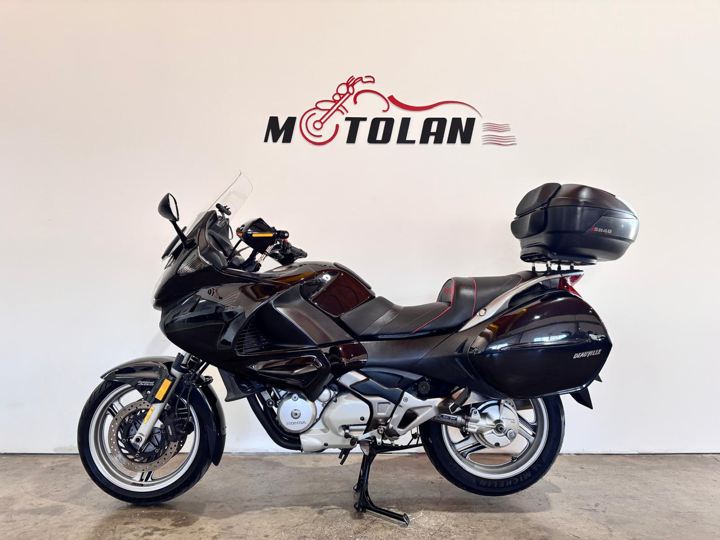 HONDA DEAUVILLE 700CC