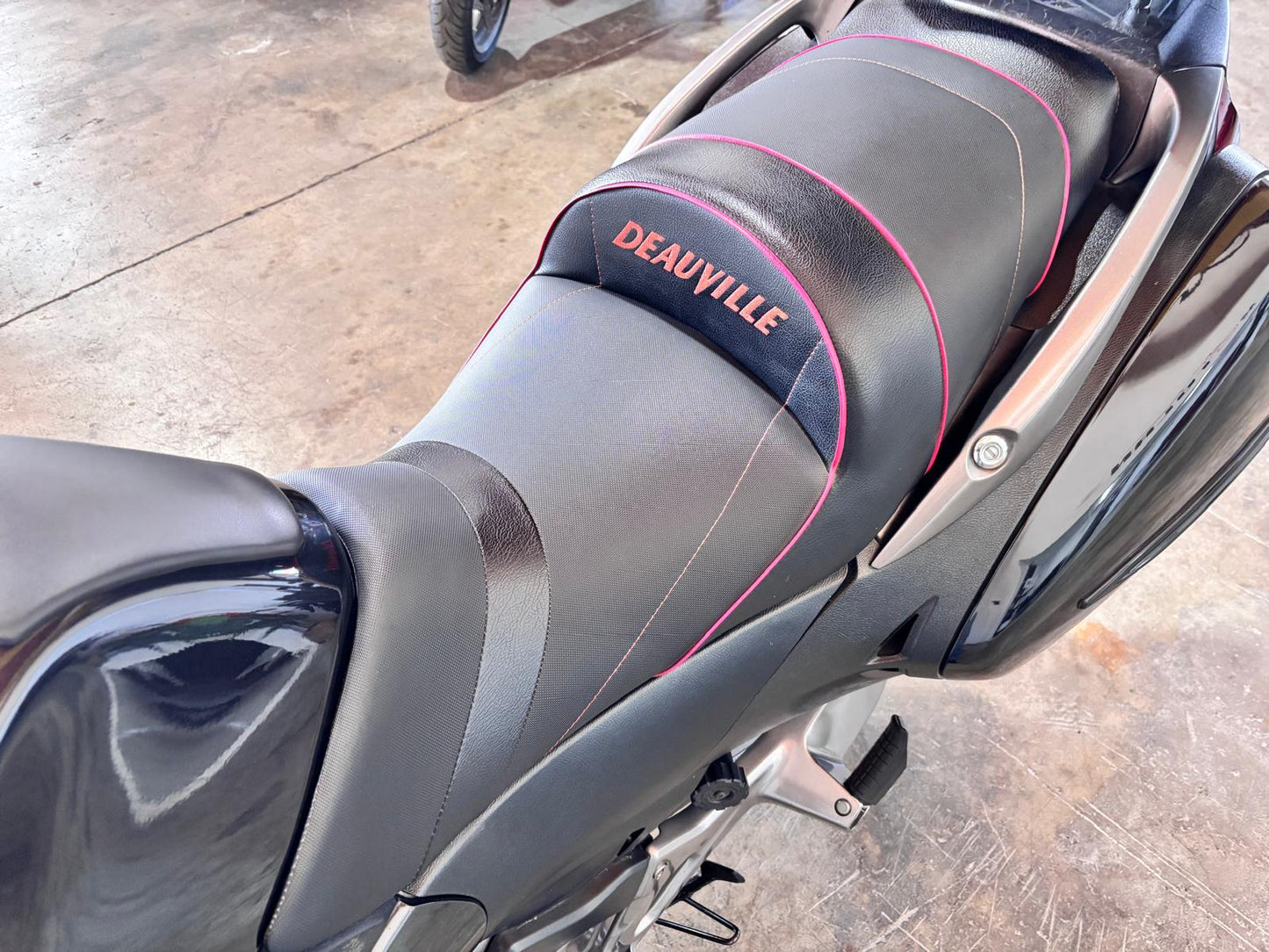 HONDA DEAUVILLE 700CC