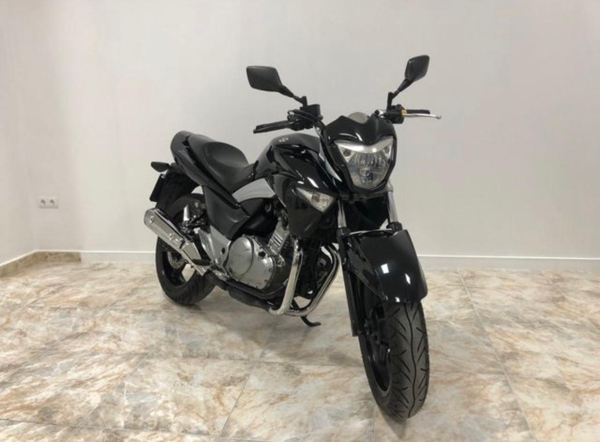 SUZUKI INAZUMA 250CC