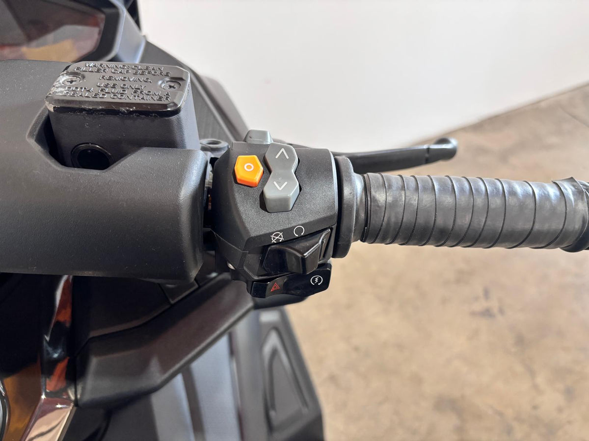 KYMCO AK 550