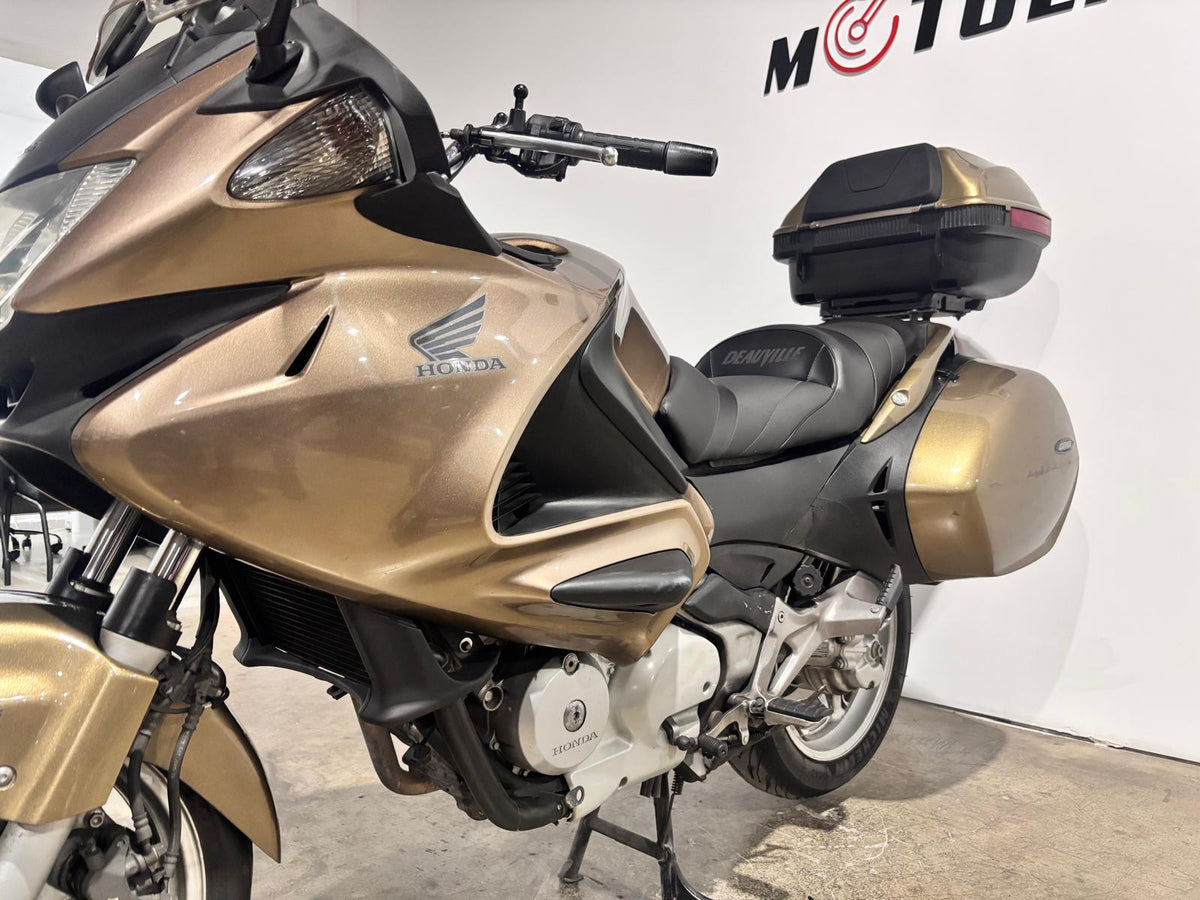 HONDA DEAUVILLE 700CC