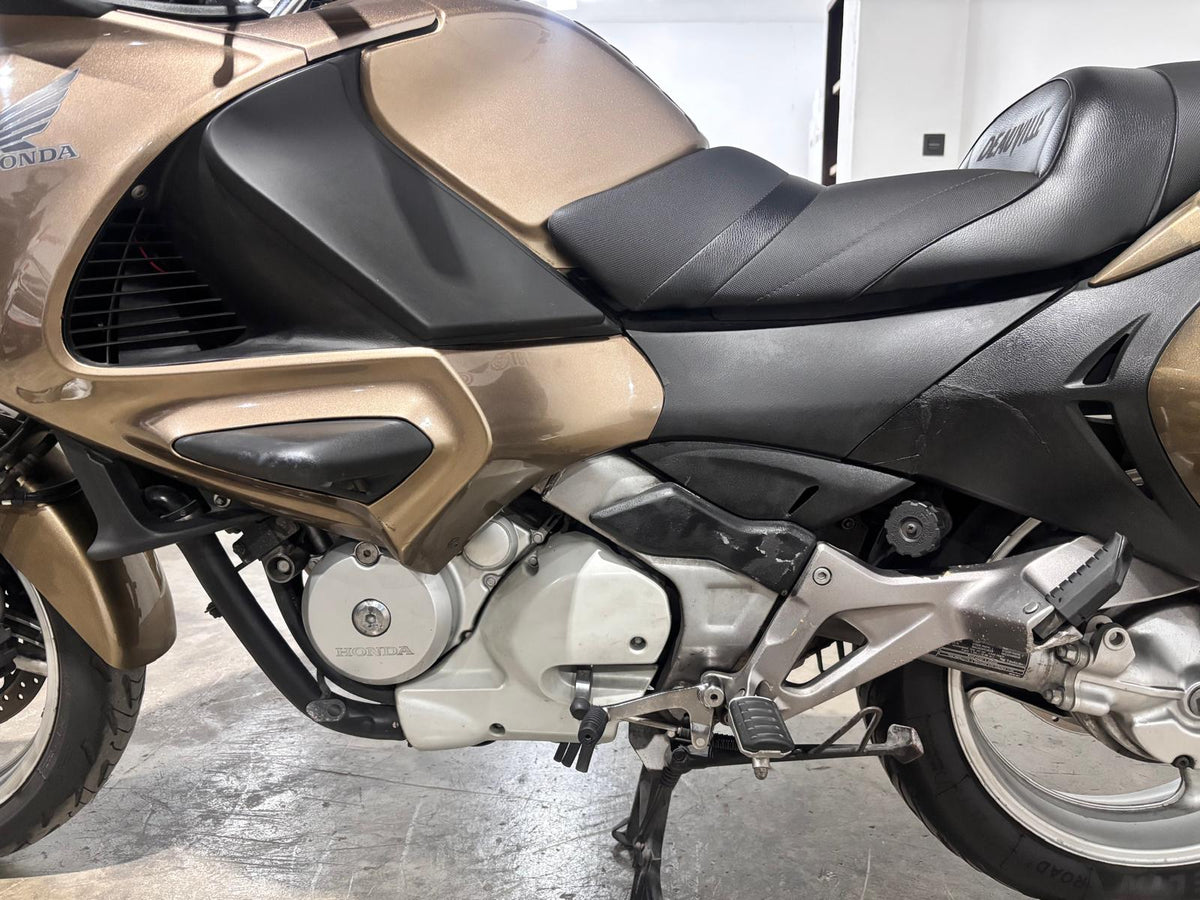 HONDA DEAUVILLE 700CC