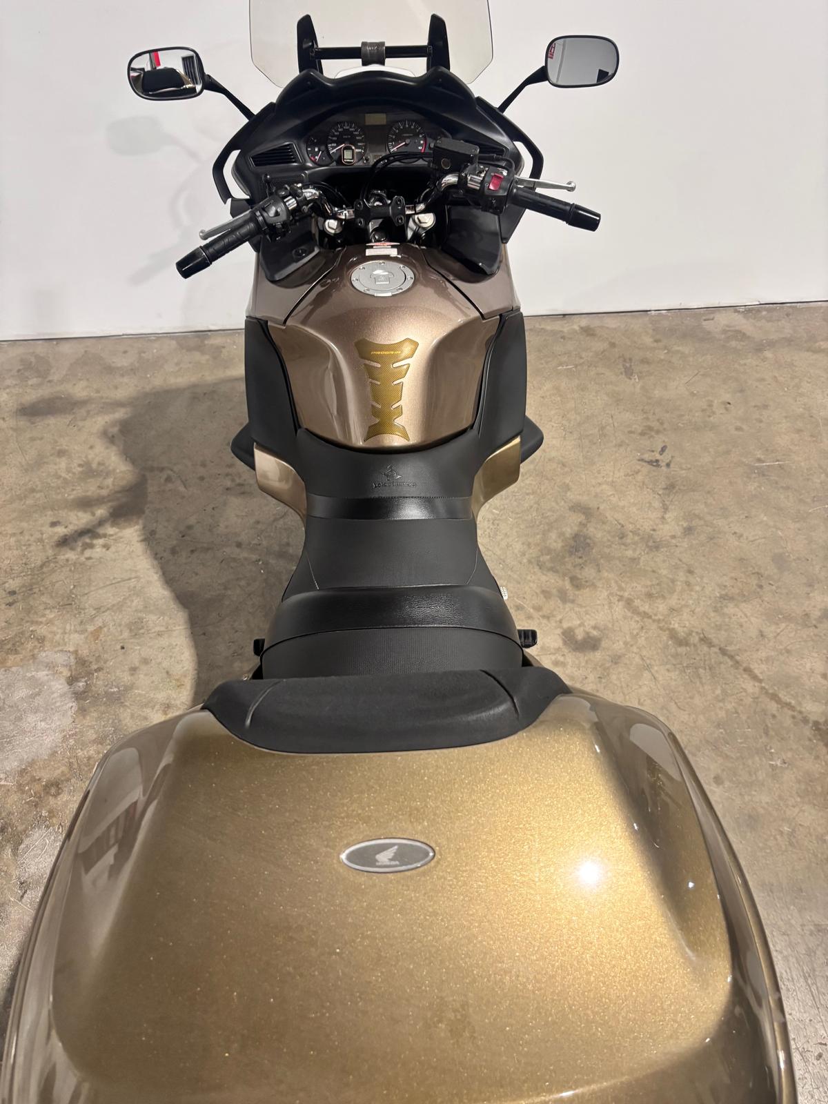 HONDA DEAUVILLE 700CC